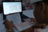 Seorang pelajar mengetik aksara Bali di laptop dengan menggunakan keyboard aksara Bali saat peringatan ke-6 Bulan Bahasa Bali tahun 2024 di Taman Budaya Bali, Denpasar, Bali, Kamis (1/2/2024).Festival yang digelar oleh Dinas Kebudayaan Provinsi Bali pada 1 Februari-2 Maret 2024 tersebut mengusung tema Jana Kerthi Dharma Sadhu Nuraga yang bermakna Bulan Bahasa Bali merupakan altar pemuliaan bahasa, aksara dan sastra Bali sebagai sumber kebenaran, kebijaksanaan dan cinta kasih untuk memperkuat jati diri krama Bali. ANTARA FOTO/Nyoman Hendra Wibowo/wsj.