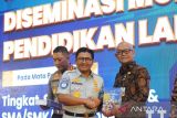 Jasa Raharja-Polri serahkan buku pendidikan lalu lintas pada guru di Jawa Timur