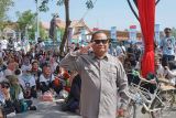 Usman Yahya (70), warga Kota Lhokseumawe yang disebut mirip Prabowo Subianto memberi hormat saat menghadiri acara deklarasi dukungan Milenial Aceh untuk Prabowo-Gibran di pelantaran parkir Stadion H Dimurthala, Banda Aceh, Aceh, Sabtu (3/2/2024).