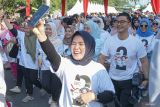 Warga yang tergabung dalam Milenial Aceh mengikuti jalan sehat saat dalam acara deklarasi dukungan Milenial Aceh untuk Prabowo - Gibran di pelantaran parkir Stadion H Dimurthala, Banda Aceh, Aceh, Sabtu (3/2/2024).