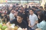 Gibran berbelanja di pasar sembari sapa warga