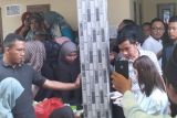 Gibran sapa dan beri paket makanan warga di Desa Kadusirung Banten