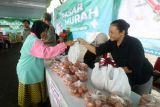 Warga membeli telur ayam seharga Rp23.000 per kilogram saat Pasar Murah Di Kota Kediri, Jawa Timur, Jumat (2/2/2024). Pasar murah yang diselenggarakan secara berkelanjutan di sejumlah daerah tersebut diselenggarakan oleh Pemerintah Provinsi Jawa Timur sebagai upaya stabilisasi harga kebutuhan pokok. Antara Jatim/Prasetia Fauzani.