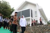 Gubernur Jawa Timur Khofifah Indar Parawansa (kanan) didampingi Kepala Dinas Pendidikan Provinsi Jatim Aries Agung Paewai (kiri) berjalan dengan latar belakang gedung asrama SMAN 5 Taruna Brawijaya di Kota Kediri, Jawa Timur, Jumat (2/2/2024). Gubernur Jatim Khofifah Indar Parawansa meresmikan gedung asrama Raden Patah 3 dan rumah makan Putri Campa sebagai upaya menambah fasilitas penunjang pendidikan di SMAN 5 Taruna Brawijaya. Antara Jatim/Prasetia Fauzani.