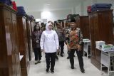 Gubernur Jawa Timur Khofifah Indar Parawansa (tengah) didampingi Kepala Dinas Pendidikan Provinsi Jatim Aries Agung Paewai (kanan) dan Pj Wali Kota Kediri Zanariah (kiri) meninjau asrama di SMAN 5 Taruna Brawijaya, Kota Kediri, Jawa Timur, Jumat (2/2/2024). Gubernur Jatim Khofifah Indar Parawansa meresmikan gedung asrama Raden Patah 3 dan rumah makan Putri Campa sebagai upaya menambah fasilitas penunjang pendidikan di SMAN 5 Taruna Brawijaya. Antara Jatim/Prasetia Fauzani.