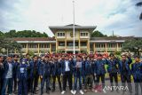 Mahasiswa dari BEM Universitas Padjajaran (Unpad) membacakan pernyataan sikap di Kampus Unpad Jalan Dipatiukur, Bandung, Jawa Barat, Sabtu (3/2/2024). Civitas akademika Unpad yang terdiri dari guru besar, profesor, dosen, alumni dan mahasiswa menyerukan agar Presiden, pejabat publik, kandidat capres - cawapres, para elit politik dan masyarakat untuk turut bersama dalam penyelamatan negara hukum yang demokratis dan beretika. ANTARA FOTO/Raisan Al Farisi/agr