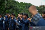 Mahasiswa dari BEM Universitas Padjajaran (Unpad) membacakan pernyataan sikap di Kampus Unpad Jalan Dipatiukur, Bandung, Jawa Barat, Sabtu (3/2/2024). Civitas akademika Unpad yang terdiri dari guru besar, profesor, dosen, alumni dan mahasiswa menyerukan agar Presiden, pejabat publik, kandidat capres - cawapres, para elit politik dan masyarakat untuk turut bersama dalam penyelamatan negara hukum yang demokratis dan beretika. ANTARA FOTO/Raisan Al Farisi/agr