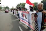 Massa yang tergabung dalam Gerakan Masyarakat Sidoarjo Bersatu Anti Korupsi (GMSBAK)  berunjuk rasa di depan Monumen Jayandaru Alun Alun Sidoarjo,  Jawa TImur, Jumat (2/2/2024). Mereka menuntut Komisi Pemberantasan Korupsi (KPK) mengusut tuntas kasus korupsi di Sidoarjo. Antara Jatim/Umarul Faruq.