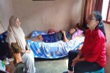 Slamet di Bantul, DIY, tak bisa jalan dapat bantuan kursi roda