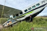 Akibat rem blong, pesawat Smart Air tergelincir saat mendarat di Bandara Aminggaru