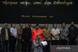 Civitas akademika yang tergabung dalam Komunitas Guru Besar dan Dosen Institut Teknologi Bandung (ITB) membacakan deklarasi peduli demokrasi berintegritas di Sasana Budaya Ganesha, Bandung, Jawa Bara, Senin (5/2/2024). Deklarasi tersebut sebagai bentuk penyataan sikap untuk mendorong pemimpin dan calon pemimpin Indonesia bisa mengedepankan integritas aturan hukum dan etika khususnya di masa Pilpres 2024 sehingga tetap menjaga demokrasi Indonesia yang berkualitas. ANTARA FOTO/Novrian Arbi/agr