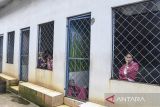 Pasien penderita Orang Dengan Gangguan Jiwa (ODGJ) yang berasal dari jalanan direhabilitasi di Yayasan Mentari Hati, Kota Tasikmalaya, Jawa Barat, Senin (5/2/2024). Komisi Pemilihan Umum (KPU) Jabar mencatat sebanyak 32.712 ODGJ atau penyandang disabilitas mental di Jawa Barat masuk dalam daftar pemilih tetap (DPT) dan berhak menggunakan hak pilihnya pada Pemilu 2024. ANTARA FOTO/Adeng Bustomi/agr
