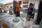 Warga mengambil bantuan beras di kantor Pos Indramayu, Jawa Barat, Senin (5/2/2024). Bantuan beras tersebut diberikan kepada 260.190 keluarga penerima manfaat (KPM) di Kabupaten itu yang masing-masing memperoleh 10 kilogram guna membantu masyarakat serta menekan kenaikan harga beras. ANTARA FOTO/Dedhez Anggara/agr