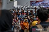 Guru besar, dosen dan mahasiswa Universitas Pendidikan Indonesia (UPI) memberikan pernyataan sikap di Gedung Isola Kampus UPI, Bandung, Jawa Barat, Senin (5/2/2024). Dalam pernyataan sikapnya, civitas akademika UPI meminta agar Presiden Joko Widodo mencabut pernyataan yang menunjukkan keberpihakan dan keterlibatannya dalam kampanye politik pada Pemilu 2024. ANTARA FOTO/Raisan Al Farisi/agr