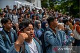 Guru besar, dosen dan mahasiswa Universitas Pendidikan Indonesia (UPI) memberikan pernyataan sikap di Gedung Isola Kampus UPI, Bandung, Jawa Barat, Senin (5/2/2024). Dalam pernyataan sikapnya, civitas akademika UPI meminta agar Presiden Joko Widodo mencabut pernyataan yang menunjukkan keberpihakan dan keterlibatannya dalam kampanye politik pada Pemilu 2024. ANTARA FOTO/Raisan Al Farisi/agr