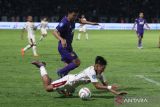 Pesepak bola Persik Kediri Krisna Bayu Otto (atas) berebut bola dengan pesepak bola Bali United FC Rahmat Arjuna Reski (bawah) pada kompetisi Liga 1 di Stadion Brawijaya, Kota Kediri, Jawa Timur, Senin (5/2/2024). ANTARA FOTO/Prasetia Fauzani/wsj.