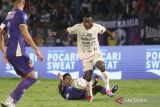 Pesepak bola Persik Kediri Ahmad Nuri Fashia (bawah) terjatuh saat berebut bola dengan pesepak bola Bali United FC Jean Marie Privat Befola Mbarga (kanan) pada kompetisi Liga 1 di Stadion Brawijaya, Kota Kediri, Jawa Timur, Senin (5/2/2024). ANTARA FOTO/Prasetia Fauzani/wsj.