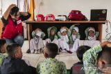 Siswa mengikuti simulasi bencana gempa bumi di Palang Merah Indonesia, Sukabumi, Jawa Barat, Selasa (6/2/2024). Kegiatan tersebut digelar sebagai sarana edukasi dan pengenalan tentang penanganan bencana sejak usia dini. ANTARA FOTO/Henry Purba/agr
