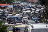 Pengendara terjebak kemacetan di jalan Boulevard GDC menuju persimpangan jalan Kartini Depok, Jawa Barat, Selasa (6/2/2024). Kemacetan yang terjadi di jam sibuk pada pagi dan sore hari itu dikeluhkan oleh warga, dan mereka berharap Pemerintah setempat dapat mengatasi kemacetan karena menghambat aktivitas warga. ANTARA FOTO/Yulius Satria Wijaya/foc.
                            