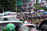 Pengendara terjebak kemacetan di jalan Boulevard GDC menuju persimpangan jalan Kartini Depok, Jawa Barat, Selasa (6/2/2024). Kemacetan yang terjadi di jam sibuk pada pagi dan sore hari itu dikeluhkan oleh warga, dan mereka berharap Pemerintah setempat dapat mengatasi kemacetan karena menghambat aktivitas warga. ANTARA FOTO/Yulius Satria Wijaya/foc.
                            