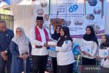 Penjabat Gubernur Provinsi Kepulauan Bangka Belitung, Safrizal ZA memberikan kado kepada guru di Hari Ulang Tahun (HUT) ke-69 Yayasan Pembinaan Anak Cacat (YPAC) Kota Pangkalpinang, Rabu (7/2/2024). ANTARA FOTO/Aprionis