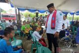 Penjabat Gubernur Provinsi Kepulauan Bangka Belitung, Safrizal ZA berjabat tangan dengan  salah satu siswa di Hari Ulang Tahun (HUT) ke-69 Yayasan Pembinaan Anak Cacat (YPAC) Kota Pangkalpinang, Rabu (7/2/2024). ANTARA FOTO/Aprionis