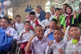 Penjabat Gubernur Provinsi Kepulauan Bangka Belitung, Safrizal ZA berfoto bersama siswa-siswi di Hari Ulang Tahun (HUT) ke-69 Yayasan Pembinaan Anak Cacat (YPAC) Kota Pangkalpinang, Rabu (7/2/2024). ANTARA FOTO/Aprionis