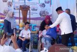 Penjabat Gubernur Provinsi Kepulauan Bangka Belitung, Safrizal ZA memberikan kado kepada salah satu siswa di Hari Ulang Tahun (HUT) ke-69 Yayasan Pembinaan Anak Cacat (YPAC) Kota Pangkalpinang, Rabu (7/2/2024). ANTARA FOTO/Aprionis