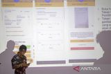 Petugas KPPS mengikuti kegiatan simulasi penghitungan suara di Indramayu, Jawa Barat, Rabu (7/2/2024). KPU Kabupaten Indramayu menggelar uji coba dan pemantapan dengan aplikasi SiRekap yang akan digunakan pada Pemilu 2024 mendatang. ANTARA FOTO/Dedhez Anggara/agr