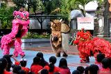 Penari Barong Bali yang berkolaborasi dengan penari Barongsai tampil menghibur siswa di Sekolah Widiatmika, Jimbaran, Badung, Bali, Rabu (7/2/2024). Kolaborasi kesenian Bali dan Tiongkok tersebut dipentaskan untuk mengenalkan keberagaman seni dan budaya kepada siswa sekaligus untuk memeriahkan Tahun Baru Imlek 2575. ANTARA FOTO/Fikri Yusuf/wsj.