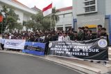 Mahasiswa yang tergabung dalam Ksatria Muda Airlangga membentangkan spanduk saat menggelar aksi damai di Universitas Airlangga (Unair), Surabaya, Jawa Timur, Senin (5/2/2024). Dalam aksi tesebut mereka mengajak masyarakat untuk mendukung Pemilu 2024 yang damai, bermartabat, sejuk tanpa provokasi dan anti perpecahan. Antara Jatim/Moch Asim.