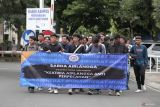 Mahasiswa yang tergabung dalam Ksatria Muda Airlangga membentangkan spanduk saat menggelar aksi damai di Universitas Airlangga (Unair), Surabaya, Jawa Timur, Senin (5/2/2024). Dalam aksi tesebut mereka mengajak masyarakat untuk mendukung Pemilu 2024 yang damai, bermartabat, sejuk tanpa provokasi dan anti perpecahan. Antara Jatim/Moch Asim.