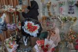 Perajin memperlihatkan buket bunga yang telah dirangkai di tempat kerajinan Ay Design di Jalan Tgk Syarief, Jeulingke, Banda Aceh, Aceh, Kamis (8/2/2024).