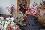 Perajin menata buket bunga yang telah dirangkai di tempat kerajinan Ay Design di Jalan Tgk Syarief, Jeulingke, Kota Banda Aceh, Aceh, Kamis (8/2/2024).