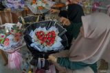 Perajin merangkai buket bunga di tempat kerajinan Ay Design di Jalan Tgk Syarief, Jeulingke, Kota Banda Aceh, Aceh, Kamis (8/2/2024). 