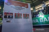 Sebuah contoh surat suara pasangan capres dan cawapres nomor urut 1 ditampilkan pada kampanye cawapres nomor urut 1 Muhaimin Iskandar (Cak Imin) di Gor C-Tra Arena, Bandung, Jawa Barat, Kamis (8/2/2024). Dalam kampanye tersebut Cak Imin akan menepati janji kampanye seperti sekolah gratis dan meningkatkan kesejahteraan petani hingga membuka lapangan kerja baru jika memenangkan Pilpres 2024. ANTARA FOTO/Novrian Arbi/agr