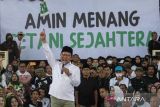 Cawapres nomor urut 1 Muhaimin Iskandar (Cak Imin) menyampaikan janji kampanye di Gor C-Tra Arena, Bandung, Jawa Barat, Kamis (8/2/2024). Dalam kampanye tersebut Cak Imin akan menepati janji kampanye seperti sekolah gratis dan meningkatkan kesejahteraan petani hingga membuka lapangan kerja baru jika memenangkan Pilpres 2024. ANTARA FOTO/Novrian Arbi/agr