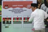 Cawapres nomor urut 1 Muhaimin Iskandar (Cak Imin) melakukan simulasi pencoblosan surat suara pilpres saat kampanye di Gor C-Tra Arena, Bandung, Jawa Barat, Kamis (8/2/2024). Dalam kampanye tersebut Cak Imin akan menepati janji kampanye seperti sekolah gratis dan meningkatkan kesejahteraan petani hingga membuka lapangan kerja baru jika memenangkan Pilpres 2024. ANTARA FOTO/Novrian Arbi/agr