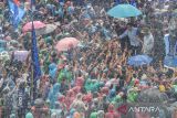 Calon Wakil Presiden nomor urut 2 Gibran Rakabuming Raka menyapa pendukungnya saat mengikuti kampanye di Stadion Gelora Bandung Lautan Api di Gedebage, Bandung, Jawa Barat, Kamis (8/2/2024). Kampanye tersebut dihadiri oleh tokoh partai politik Koalisi Indonesia Maju serta relawan dan kader se Jawa Barat. ANTARA FOTO/Raisan Al Farisi/agr