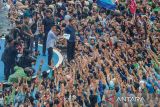 Calon Wakil Presiden nomor urut 2 Gibran Rakabuming Raka memberikan kaos untuk pendukungnya saat mengikuti kampanye di Stadion Gelora Bandung Lautan Api di Gedebage, Bandung, Jawa Barat, Kamis (8/2/2024). Kampanye tersebut dihadiri oleh tokoh partai politik Koalisi Indonesia Maju serta relawan dan kader se Jawa Barat. ANTARA FOTO/Raisan Al Farisi/agr