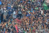 Calon Presiden nomor urut 2  Prabowo Subianto menyapa pendukungnya saat mengikuti kampanye di Stadion Gelora Bandung Lautan Api di Gedebage, Bandung, Jawa Barat, Kamis (8/2/2024). Kampanye tersebut dihadiri oleh tokoh partai politik Koalisi Indonesia Maju serta relawan dan kader se Jawa Barat. ANTARA FOTO/Raisan Al Farisi/agr