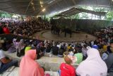 Pengunjung menyaksikan pertunjukan Gajah di Taman Safari Prigen, Pasuruan, Jawa Timur, Kamis (8/2/2024). Libur nasional memperingati Isra Miraj 1445 Hijriah dimanfaatkan sejumlah warga dengan berwisata ke sejumlah tempat hiburan. Antara Jatim/Umarul Faruq.