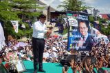 Capres momor urut 1, Anies Rasyid Baswedan menyapa pendukungnya saat kampanye terbuka di GOR Lembupeteng, Tulungagung, Jawa Timur, Jumat (9/2/2024). Sebagai satu-satunya capres yang berkunjung ke daerah tersebut, Anies menegaskan bahwa kedatangannya sebagai bukti komitmen dukungan terhadap wilayah selatan Jawa, khususnya daerah eks-Karesidenan Mataraman, yang selama ini kerap tertinggal dalam hal pembangunan kawasan di Indonesia. Antara Jatim/Destyan Sujarwoko.