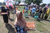 Warga menerima telur saat pembagian telur dan ayam gratis di Desa Deyeng, Kediri, Jawa Timur, Kamis (8/2/2024). Pembagian sebanyak 6 ton telur dan 2 ribu ekor ayam oleh komunitas peternak ayam petelur tradisional dan supplier dari Kediri dan Blitar tersebut guna menggalang dukungan untuk kemenangan calon presiden nomor urut 2 Prabowo-Gibran pada Pemilu 2024 sekaligus menyalurkan aspirasi terkait solusi rendahnya harga jual telur dan daging ayam. Antara Jatim/Prasetia Fauzani.