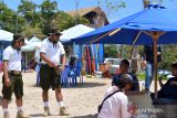 Petugas Satuan Polisi Pamong Praja (Satpol PP) Pariwisata Kabupaten Badung berbincang dengan wisatawan saat hari pertama bertugas di Pantai Kuta, Badung, Bali, Kamis (8/2/2024). Sekitar 70 orang petugas Pol PP Khusus Pariwisata yang baru dibentuk di Bali mulai ditugaskan di berbagai destinasi pariwisata Pulau Dewata untuk menjaga kondusifitas keamanan dan kenyamanan serta memberikan informasi bagi para wisatawan. ANTARA FOTO/Fikri Yusuf/wsj.
