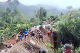 Warga bongkar rumah di area bencana tanah bergerak Banjarnegara