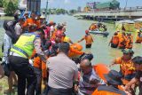 Polres Kudus  bantu evakuasi korban banjir di Demak