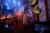Warga etnis Tionghoa di Kota Balikpapan sedang khusyuk berdoa pada malam perayaan Imlek di Balikpapan. Antaranews Kaltim-Januar