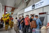 Barongsai menghibur penumpang di Stasiun Kereta Cepat Padalarang, Kabupaten Bandung Barat, Jawa Barat, Sabtu (10/2/2024). PT KCIC menggelar pertunjukan barongsai untuk menghibur penumpang yang akan menaiki dan turun dari Kereta Cepat Jakarta Bandung untuk memeriahkan Tahun Baru Imlek 2574. ANTARA FOTO/Raisan Al Farisi/agr