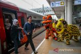 Atraksi barongsai menyambut kedatangan penumpang di Stasiun Kereta Cepat Padalarang, Kabupaten Bandung Barat, Jawa Barat, Sabtu (10/2/2024). PT KCIC menggelar pertunjukan barongsai untuk menghibur penumpang yang akan menaiki dan turun dari Kereta Cepat Jakarta Bandung untuk memeriahkan Tahun Baru Imlek 2574. ANTARA FOTO/Raisan Al Farisi/agr